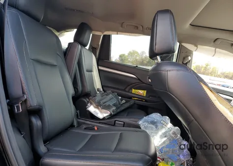 2018 Toyota Highlander Se z USA, uszkodzony, nr VIN 5TDJZRFH8JS832549